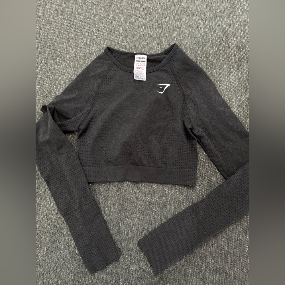 Gymshark women’s size Small Black Long Sleeve crop top w/thumb hole sleeves